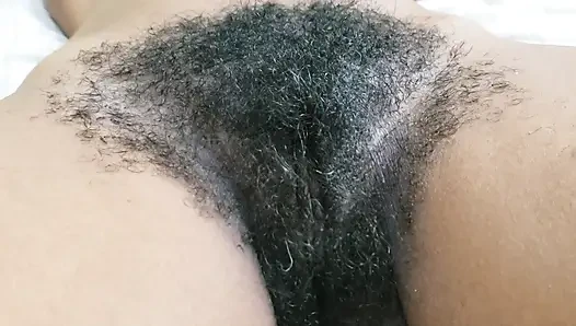 Si cantik dewasa dengan jembut tebal lagi asik muasin memeknya pakai vibrator