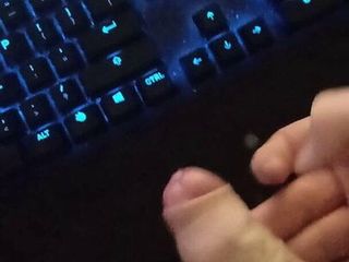 Hombre solo masturbándose con una corrida en el teclado