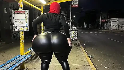 Otobüs durağında sıkı siyah deri taytlı büyük götlü üvey kız kardeş
