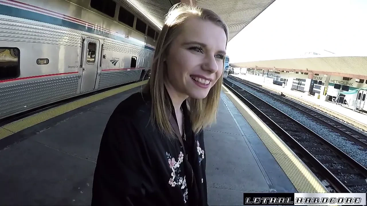 Catarina在超速的火车上被干她的俄罗斯阴户