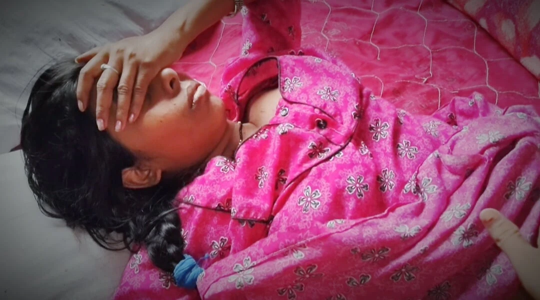 Novi bračni muž i žena popodnevno jebanje - brzo jebanje mlađe bhabhi pičke - vreli desi seoski bhabhi analni seks