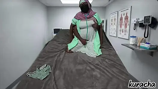 Pemeriksaan plsu dokter wanita untuk disetubuhi dari pasien