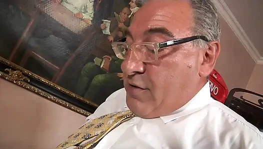 Соседскую Шлюшку Страстно Трахают Несколько Ебарей