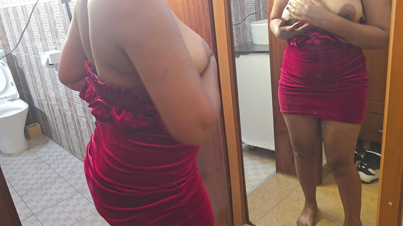 ELLE SE MASTURBE LA CHATTE EN REGARDANT DANS LE MIROIR, VIDÉO 4K COMPLÈTE