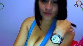 Menina da cam com peitos incríveis e relógio