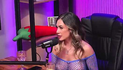 Junge Latina Mit Perfektem Körper Und Lockigen Haaren Gibt Dirtytalk