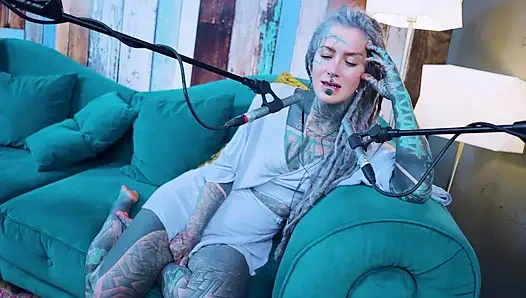 G - grattitude- asmr podcast sfw konuşuyor gotik sıska kız dreadlocks dövmeli model dövmeli kız