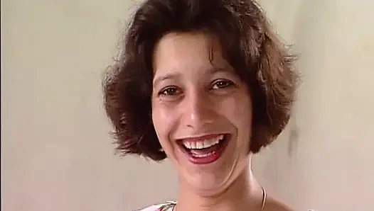 Almanya'dan amatör hatun oyuncu seçmelerinde büyük göğüslerini gösteriyor