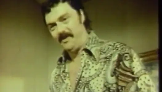 Siyah ve beyaz amcık yatak odasında yalıyor