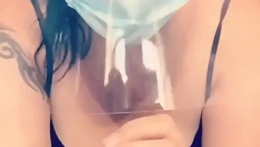 Nyepong kontol itu! Aku nggak bisa menghalangi topengku dengan covid ini! Aku pengen kontol itu