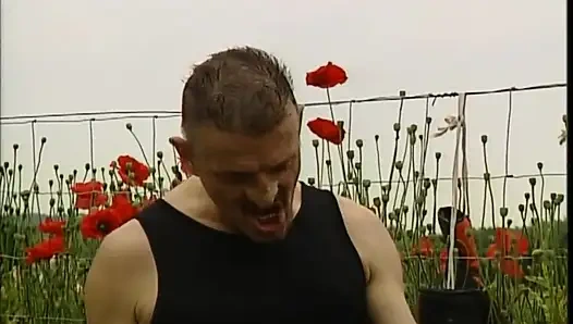 Seksi kızıl saçlı orta yaşlı seksi kadın büyük klasik bir yarakla götten sikiliyor ve ağzına boşaltıyor