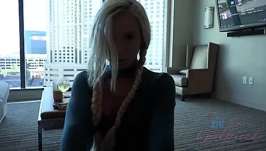 POV - die geile Kenzie Reeves spreizt ihre beine weit offen für deine finger, um ihre tropfnasse muschi zu necken und zu fingern.