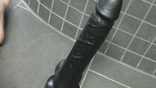 Hard neuken met een dildo van 24 x 4,5 cm