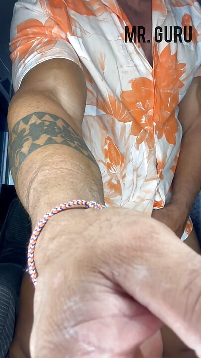 Mrguru seksi bodybuilder drka kod kuće