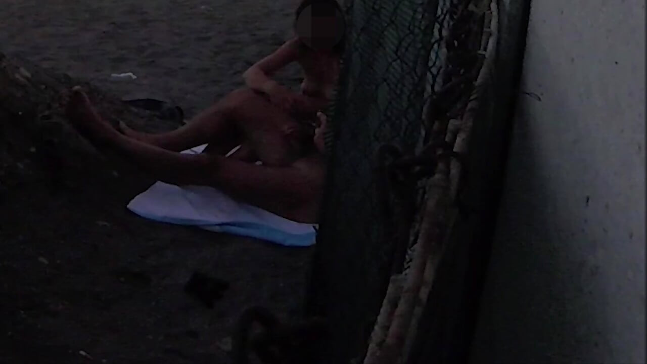 Flasher min pik foran min steddatter på en strand, og hun hjælper mig med at cumshot foran alle