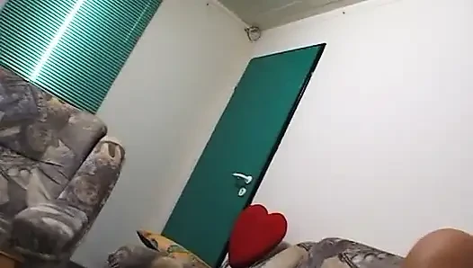 Seksi esmer genç kız amını büyük bir dildoyla dolduruyor