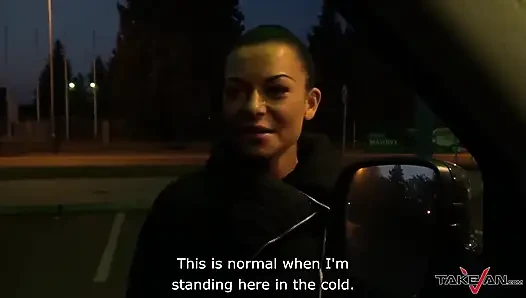 Putz-pfadfinderin auf tankstelle gefunden, springt zum van für großen schwanz