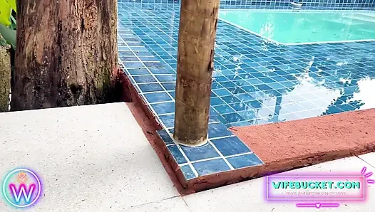 Havuz başında amını güneşlenen ve oynuyor olan evli kadın