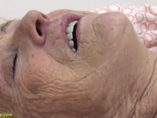 90-letnia babcia zostaje ostro wyruchana