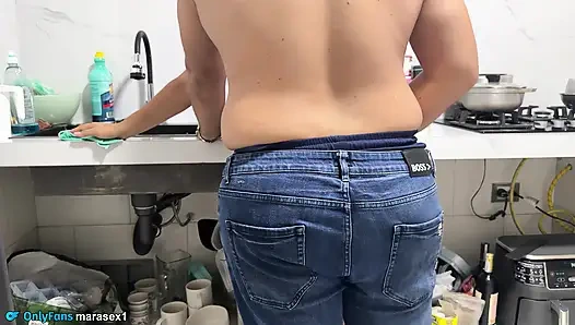 MATURE STEPMOM OF GRNAN ASS VERY HORNY IN THE KITCHEN