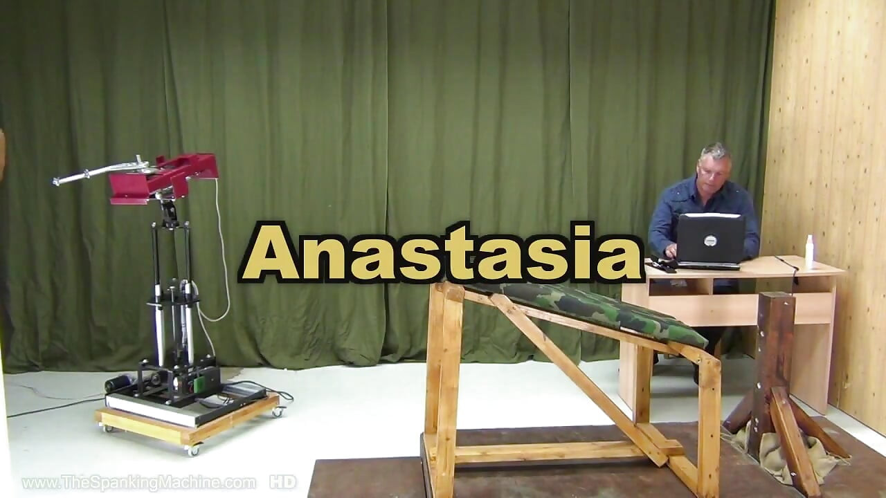 Anastasia 스팽킹 머신 - 후장 채찍질