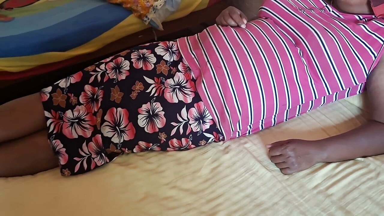 MAMUśka macocha podczas odpoczynku na łóżku
