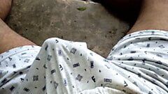 Desi indisk moster utomhus pissar och knullas av pappa
