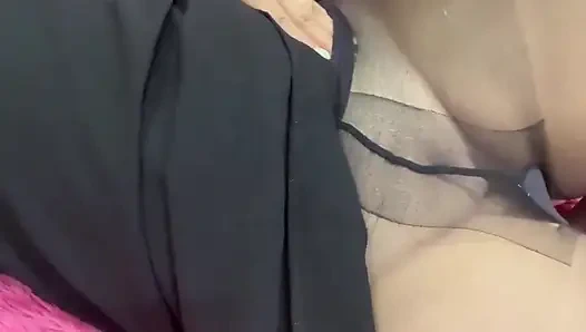 Coli bareng ibu tiriku berhijab - close up