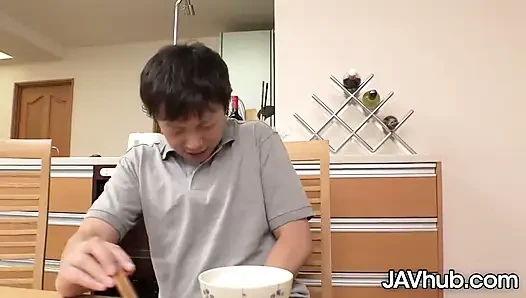 Runa mizuki lässt fantasie wahr werden, indem sie einen schwanz reitet