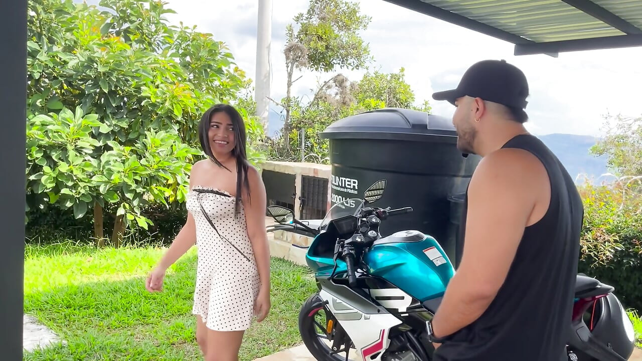 luego de trotar me follo a hermosa chica miestras estan sola en casa de sus tios, enorme descarga en su culo
