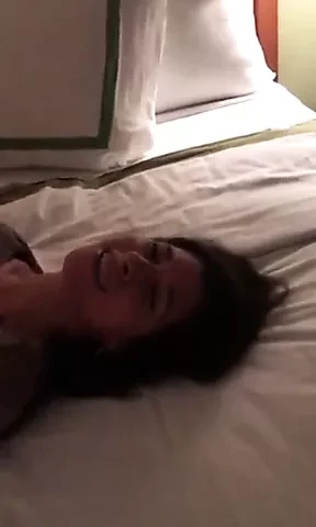 Prekrasna žena je podeljena sa velikim crnim kurcem na amaterskoj cuckolding videu, p