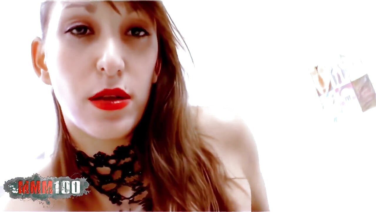 Jenny One: gagică spaniolă frumoasă cu țâțe naturale mari Jenny se dezvăluie pe canapea