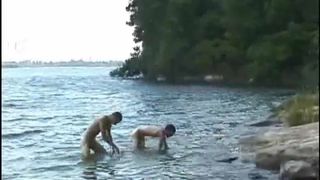 Dampfender schwuler Sex am Ufer des Sees
