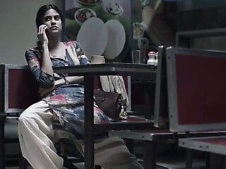 Une fille taquine un serveur au restaurant - scène d'une série web
