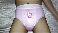 Nastolatka ma na sobie różowe majtki na pieluchy i humping poduszkę spermę w pieluszce