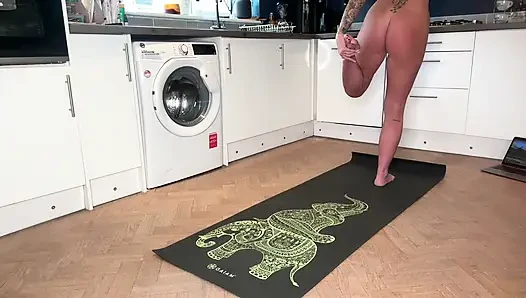 Yoga dapur bugil dengan pemandangan pantat aduhaiku