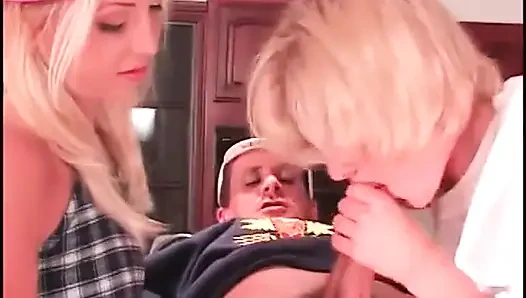 Tatlı memeli sarışın sürtük ikili mutfakta sert yaraklı adamdan ateşli sikişiyor