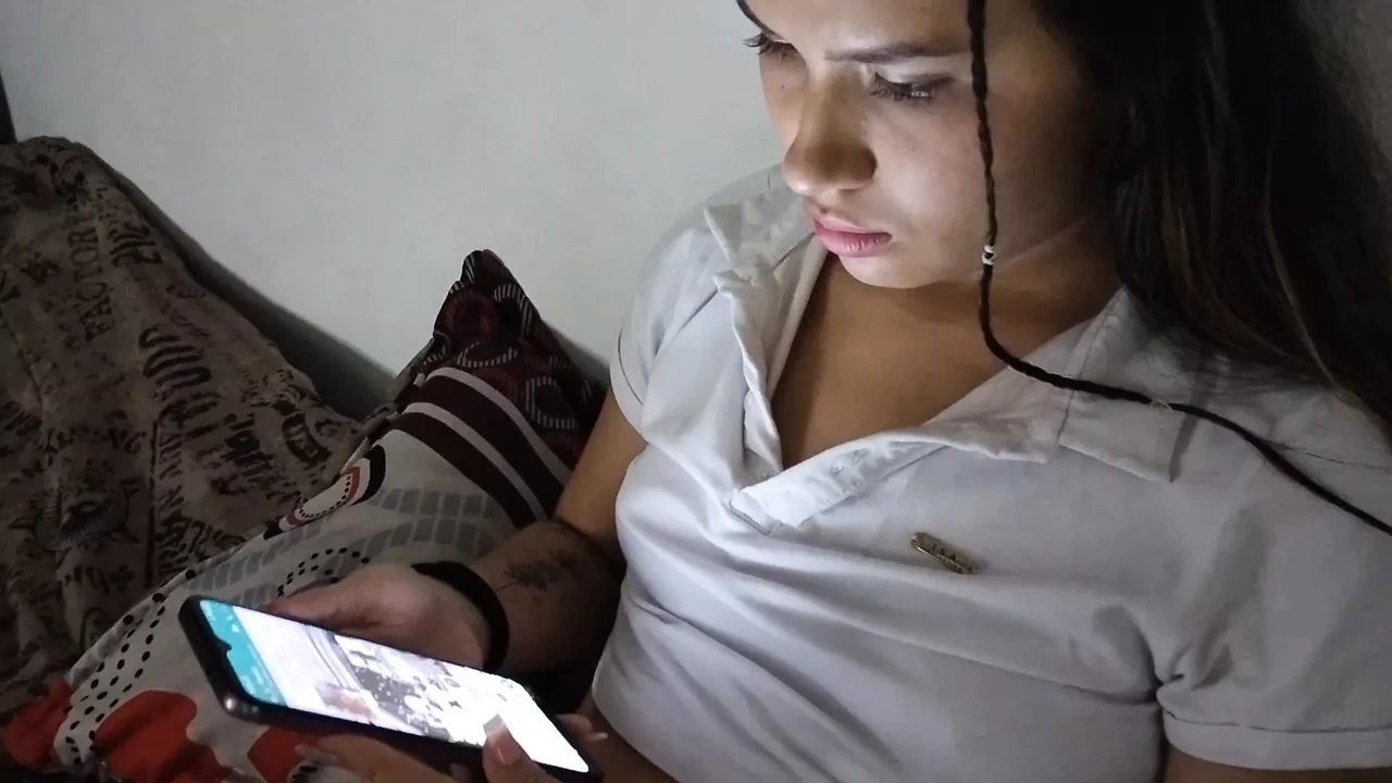 我邀请她看电影来狠狠地操她（第 1 部分）