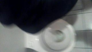 Botas de camurça mijando no banheiro