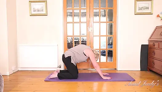 Tantejudys - Vollbusige Reife MILF Frau Amy - Freches Yoga-training