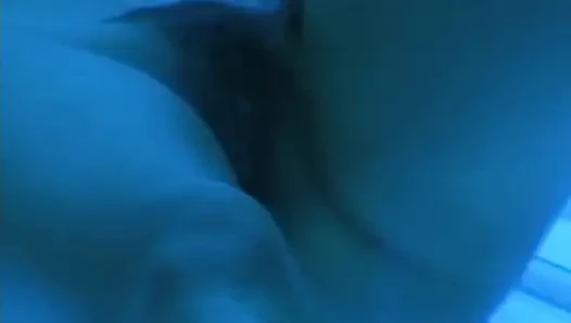 Посмотри, как эта немецкая крошка играет со своей киской в солярии