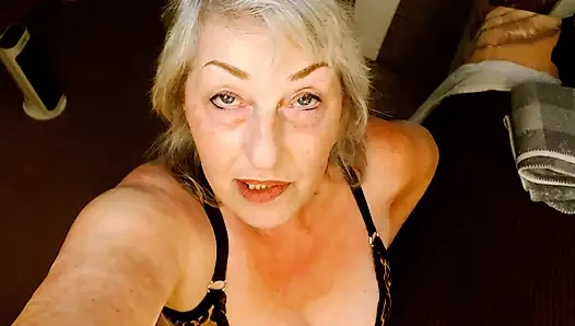 1316 Великанесса DawnSkye спотыкается над деревнейSь и собирает все, что она может нести