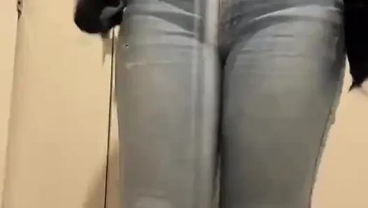 Mädchen mit einem großen arsch wackelt in der Öffentlichkeit