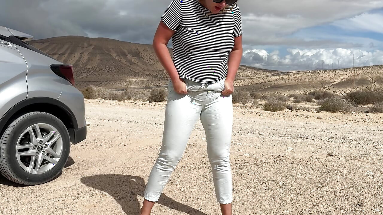 Girl can't hold pee and wet her pants on the public road