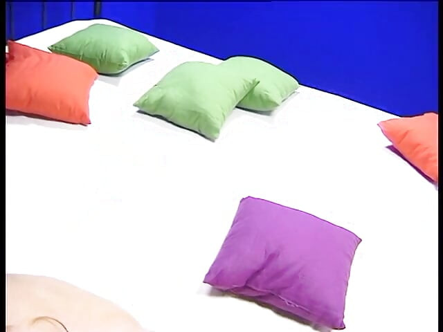 Babe showing her perfect body and sucking skills