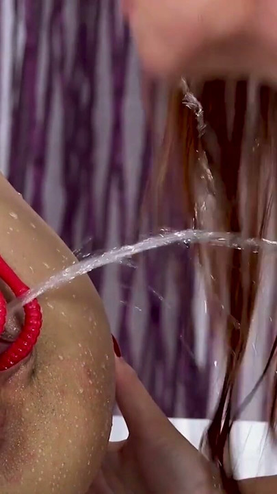 Lésbicas mijando na boca gozam gostoso com consolo | Clipe 1