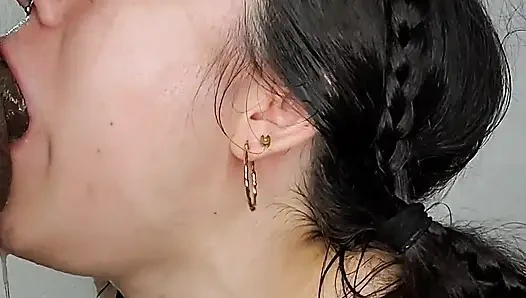 Tief in den hals! die kleine schlampe liebte es, auf meinem schwanz zu würgten, ich kam in ihren mund