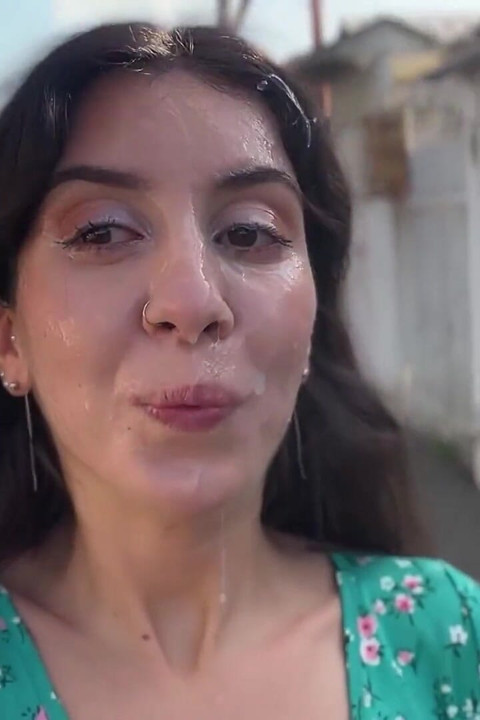 Triple semen en la cara para la puta del pueblo - caminata de corrida pública