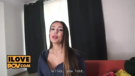 Возбуждающий стрип-покер с сексуальной Jessi Q