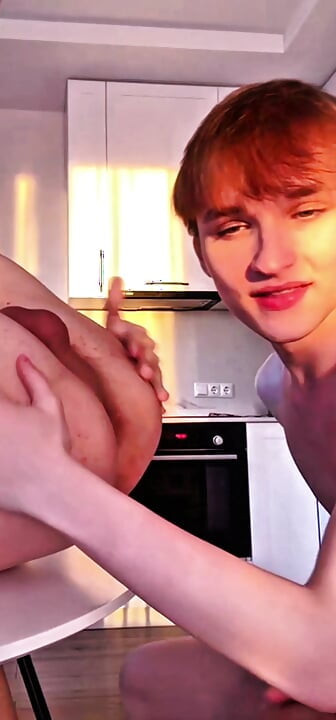 A los twinks les encanta correrse